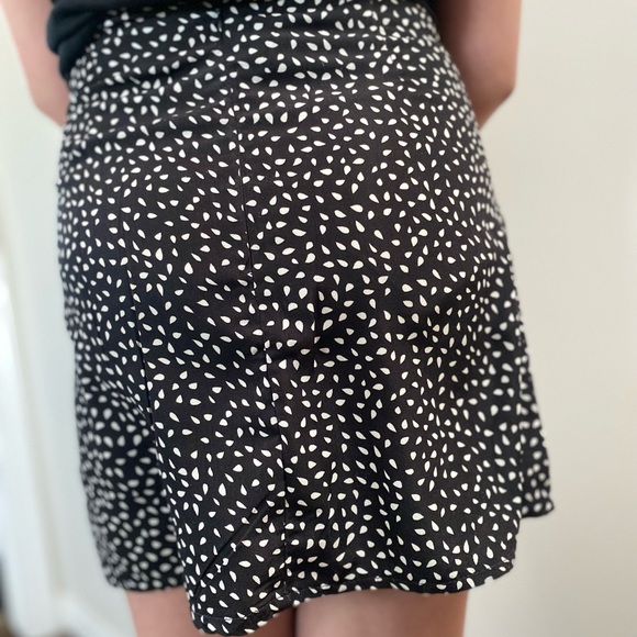 SHEIN ladies black mini skirt with zip up back - Picture 5 of 6